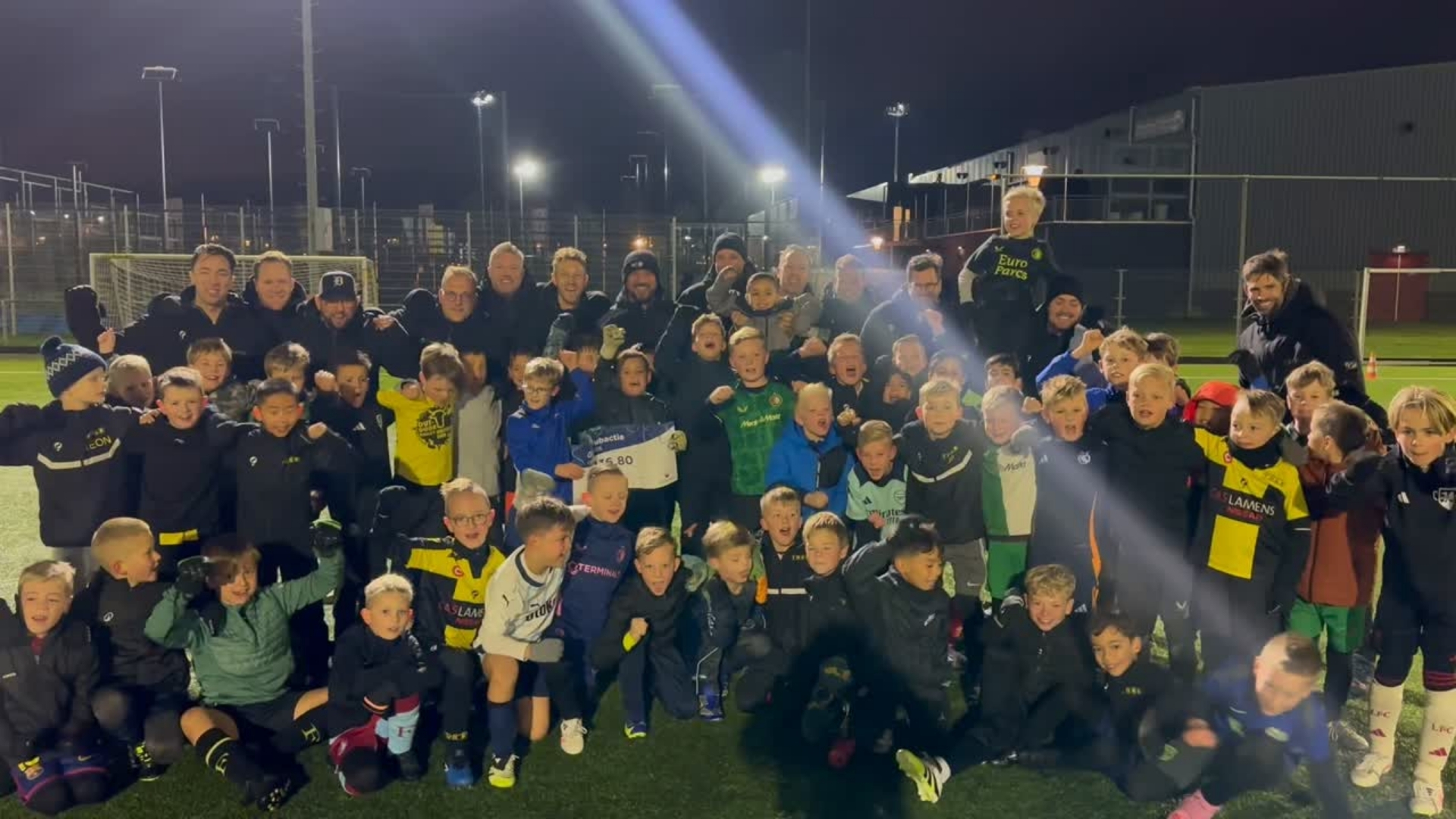 JO9 overhandigt Grote Clubactie cheque