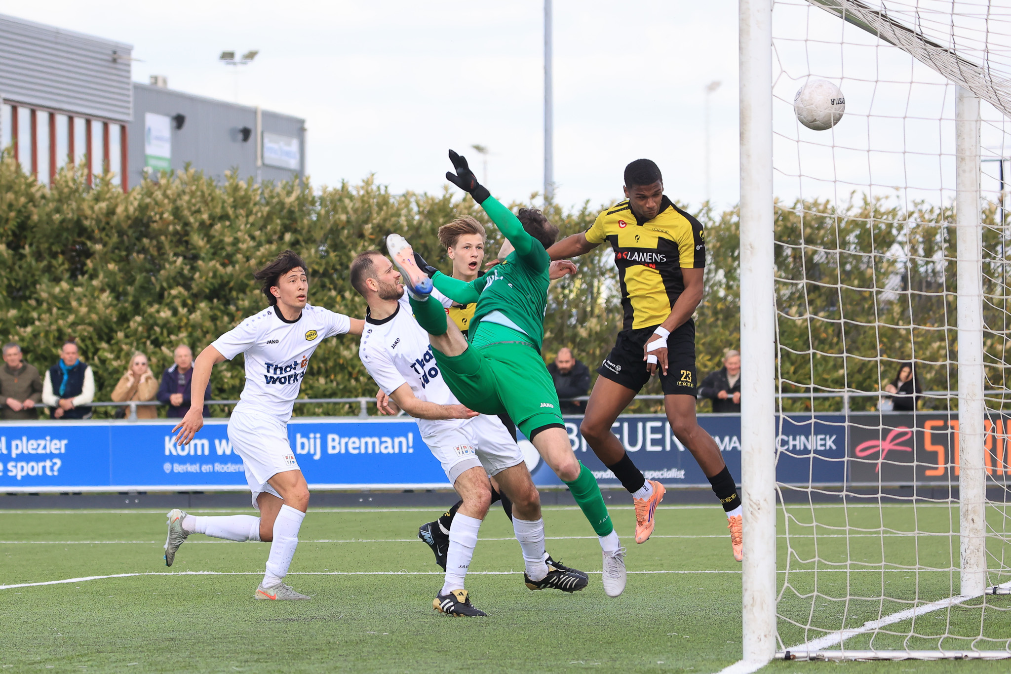 TOGB blijft koel, UNA breekt: beslissende kopbal in extremis