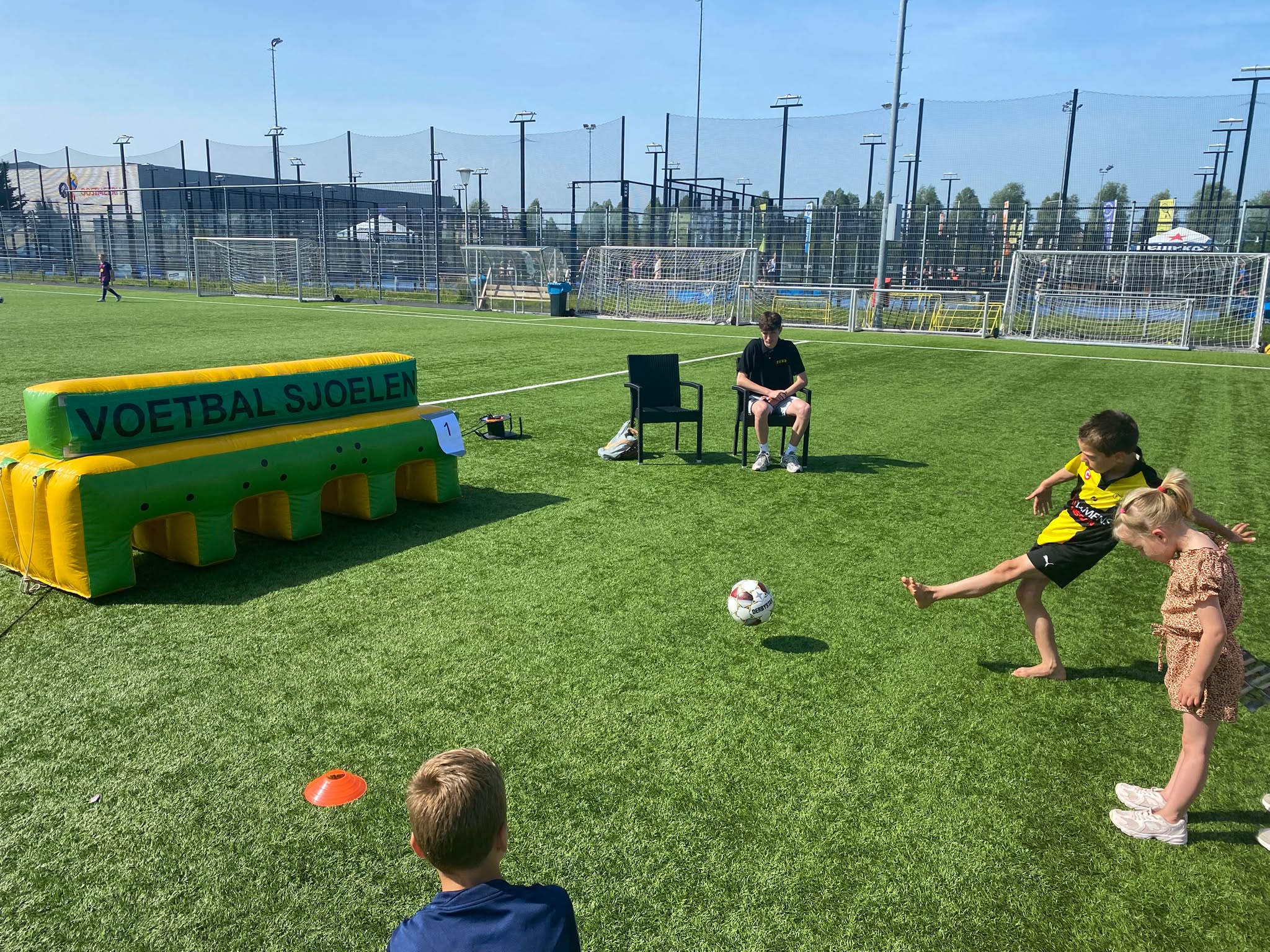 Zonnig springkussenfestival tijdens TOGB-familiedag